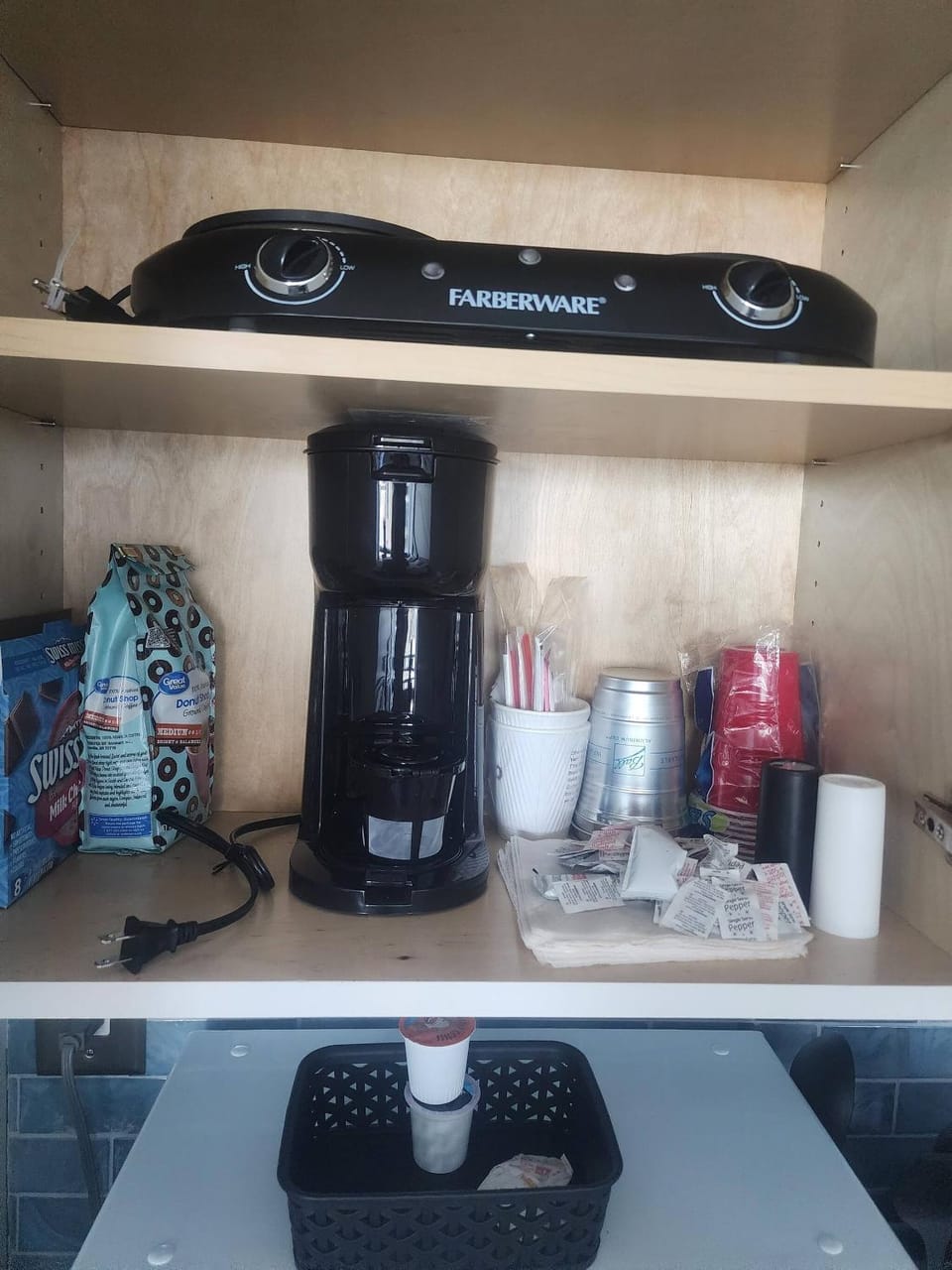 Coffee/tea facilities, Kitchen or kitchenette, microwave, stove, toaster