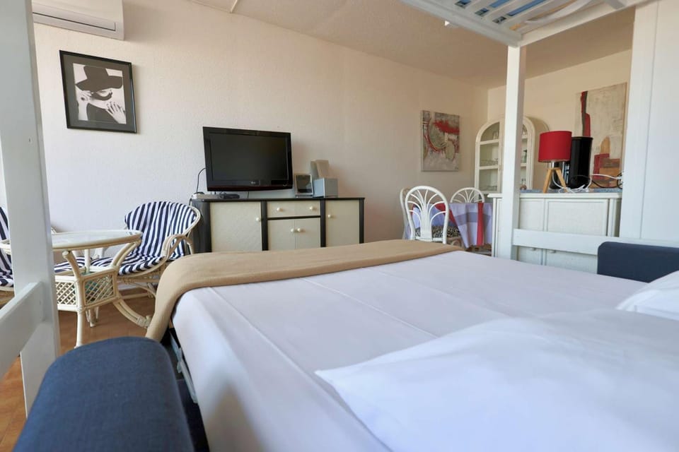 Studio Héliopolis E57 -By AGN - 4 personnes Apartment in Agde