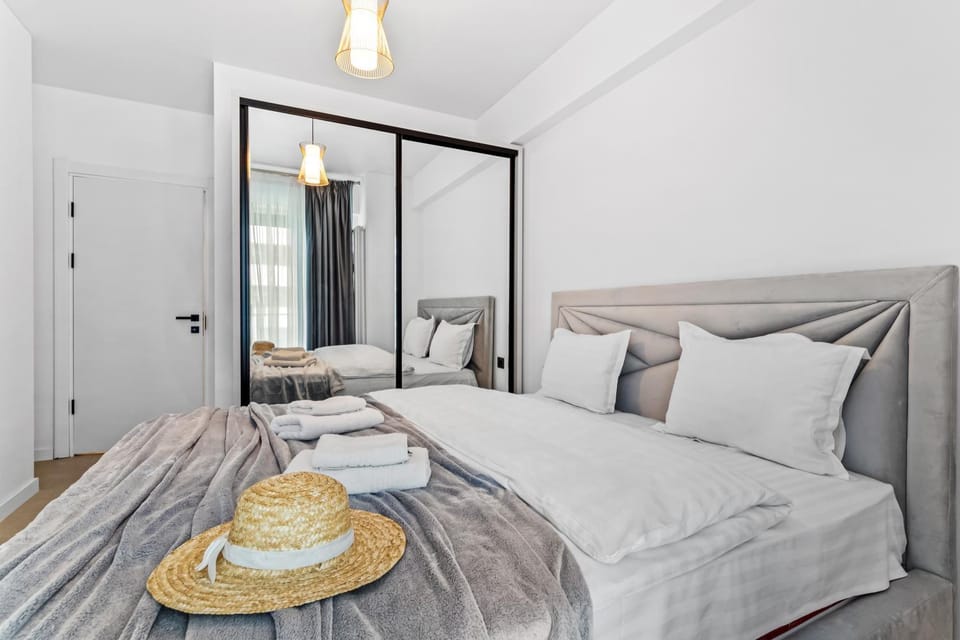 Bed, Bedroom, towels, wardrobe