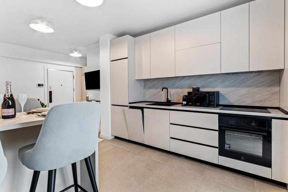 TV and multimedia, Kitchen or kitchenette, Dining area, oven, stove