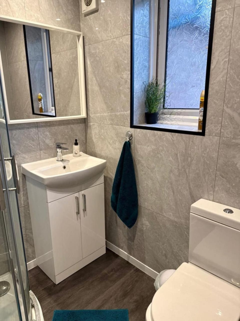 Hathaway guest room Vacation rental in London Borough of Ealing