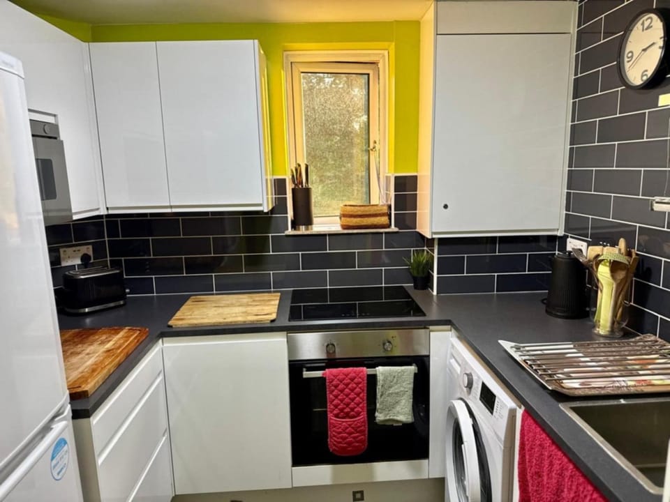 Hathaway guest room Vacation rental in London Borough of Ealing