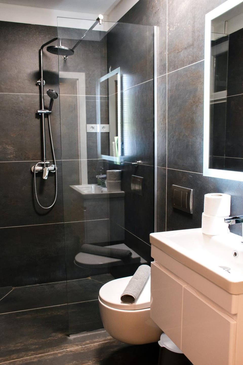 Shower, Toilet, Bathroom, towels