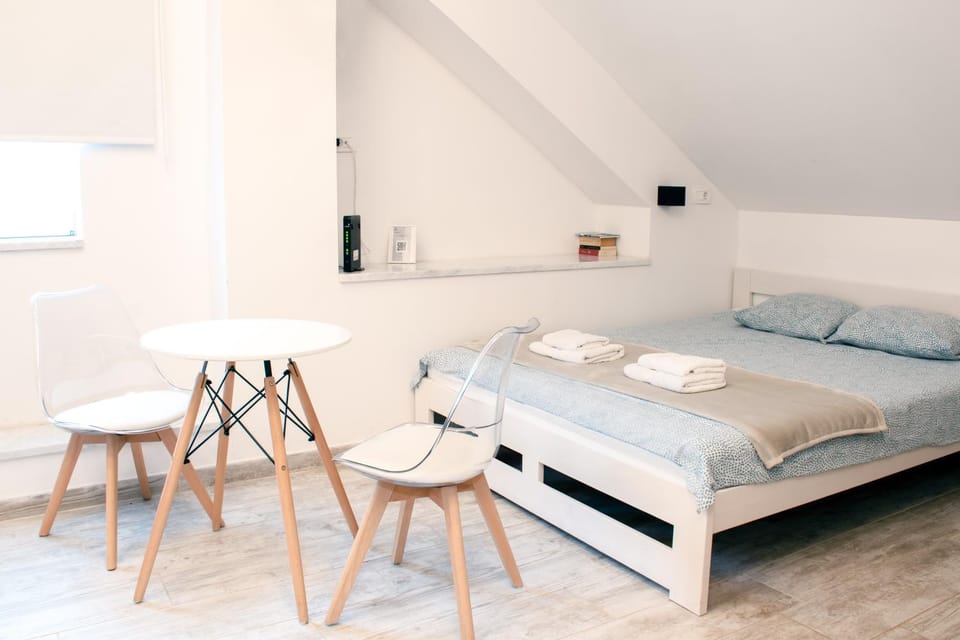 Bed, Living room, Photo of the whole room, Seating area, Dining area, Bedroom, towels