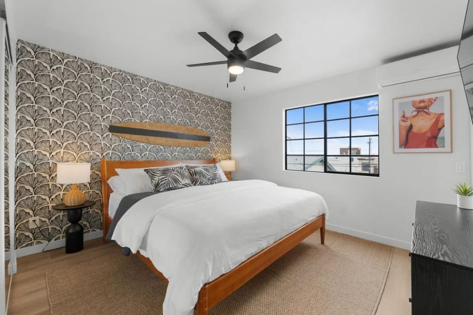 Walk to Beach AC Pet Friendly Parking House in Mission Bay
