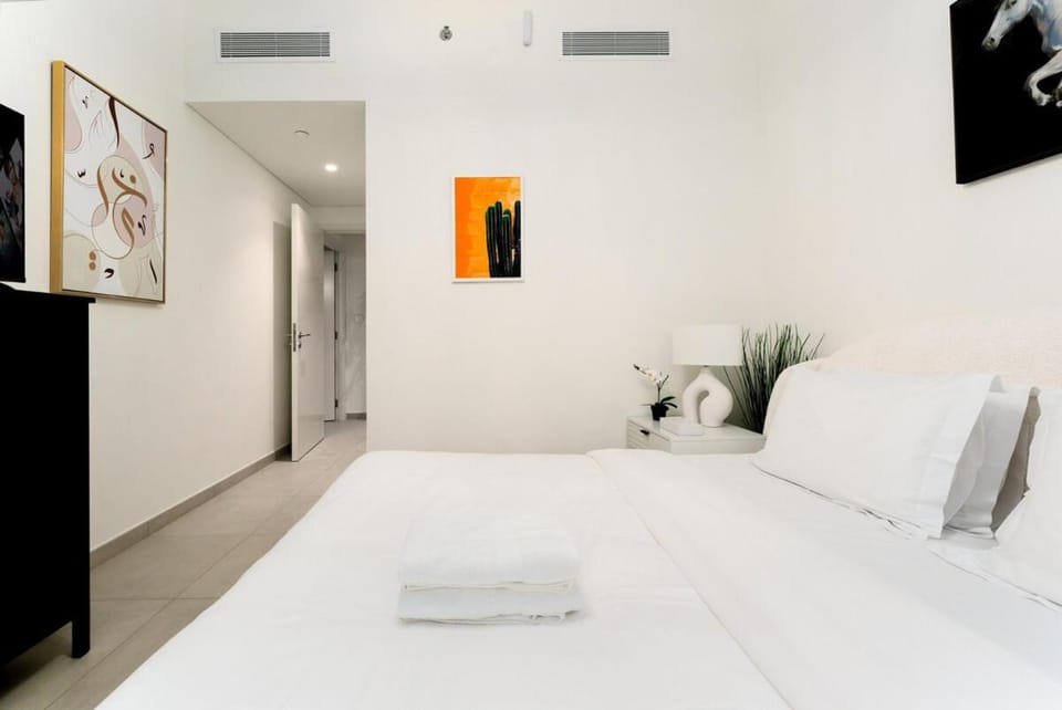 Bed, TV and multimedia, Bedroom, towels