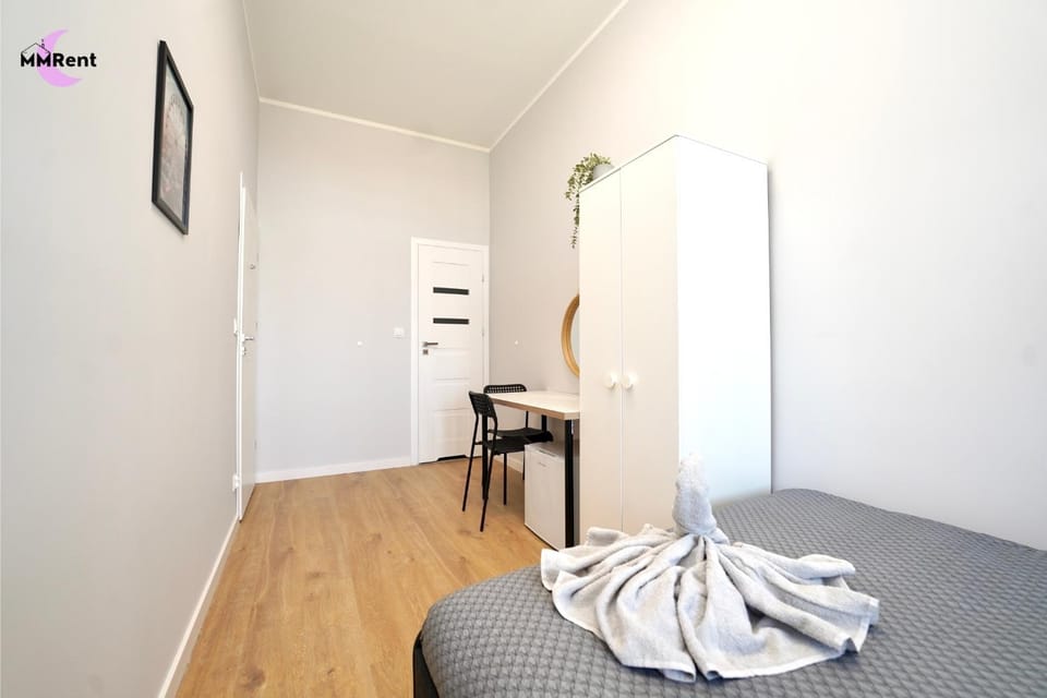 Bed, Photo of the whole room, towels, wardrobe