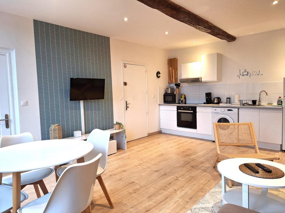 TV and multimedia, Coffee/tea facilities, Kitchen or kitchenette, Living room, Seating area, Dining area, oven, stove, toaster