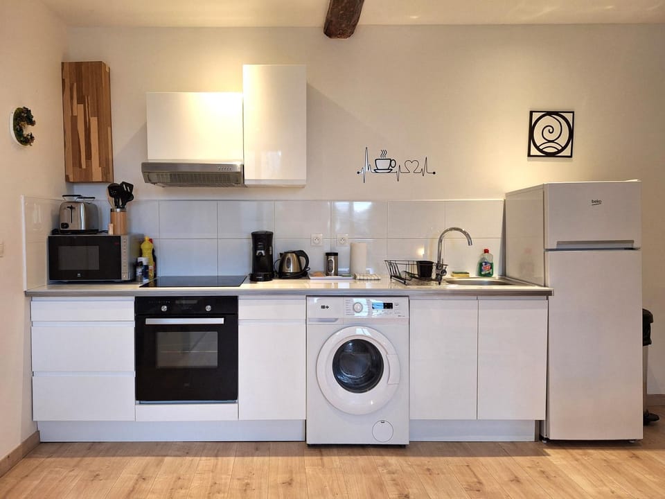 Coffee/tea facilities, Kitchen or kitchenette, oven, stove, toaster, washing machine