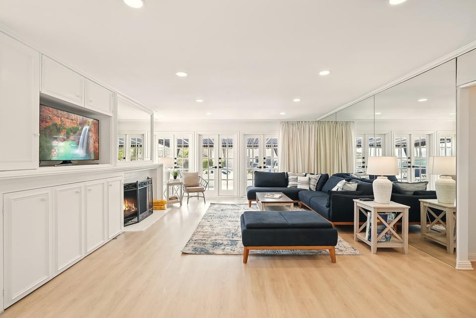 Shores Luxury! Private Hot Tub, Fire Pit, Steps to Beach & Village Life House in La Jolla Shores