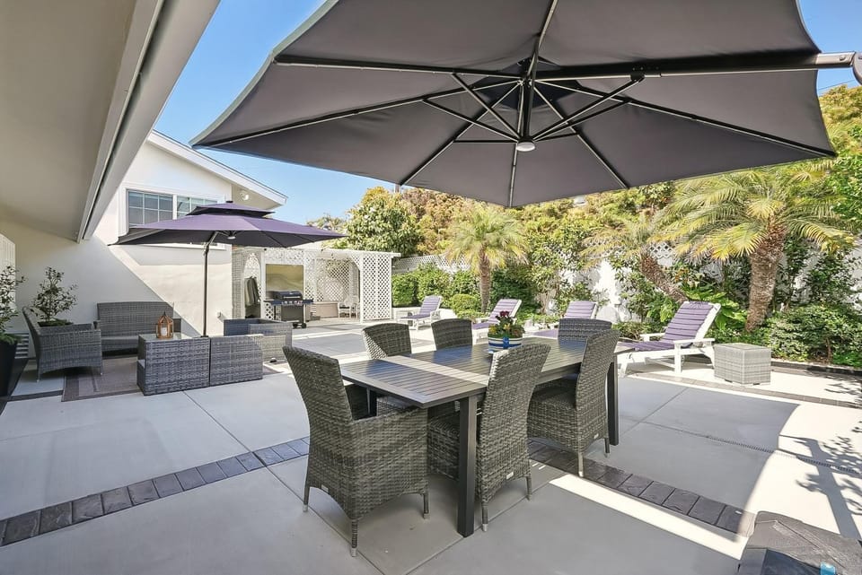 Shores Luxury! Private Hot Tub, Fire Pit, Steps to Beach & Village Life House in La Jolla Shores