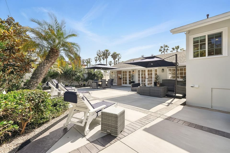 Shores Luxury! Private Hot Tub, Fire Pit, Steps to Beach & Village Life House in La Jolla Shores