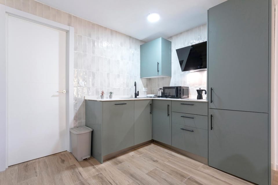 Kitchen or kitchenette, microwave, stove