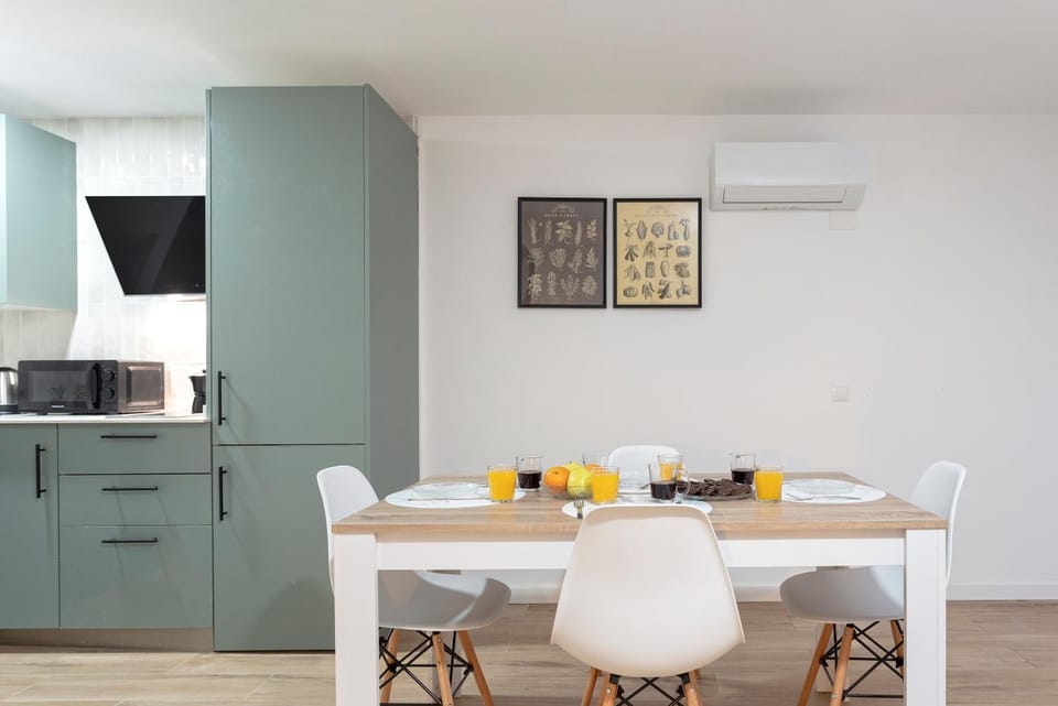 Kitchen or kitchenette, Food and drinks, Dining area, air conditioner