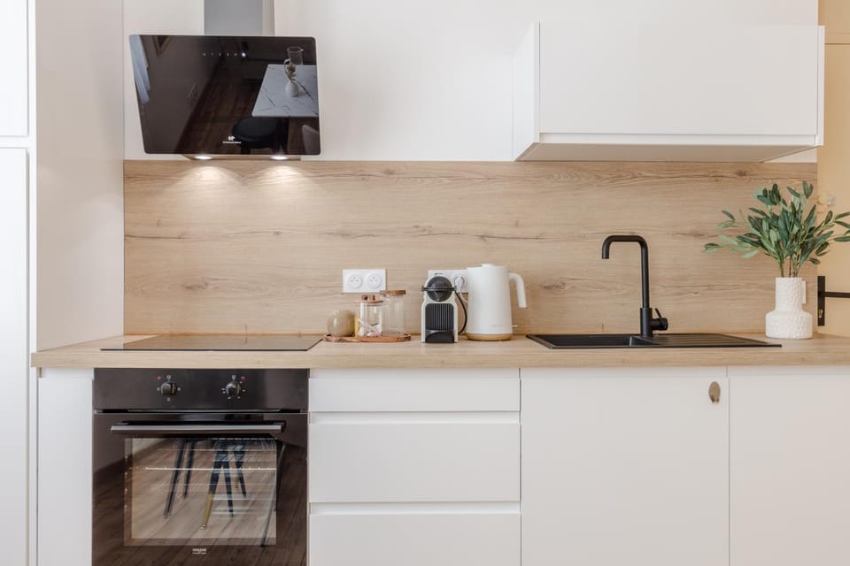 Coffee/tea facilities, Kitchen or kitchenette, stove