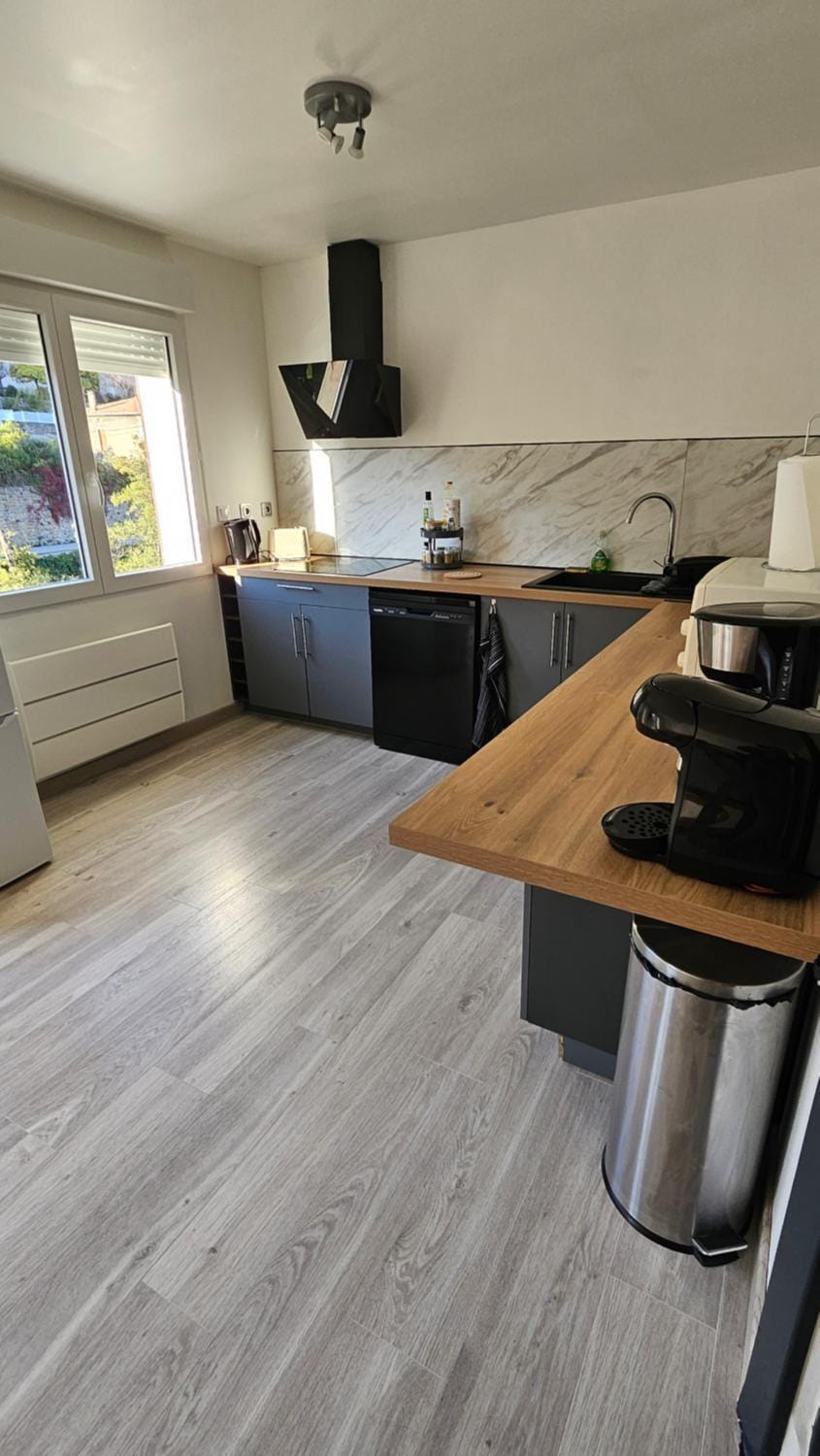 Coffee/tea facilities, Kitchen or kitchenette, dishwasher, stove, toaster