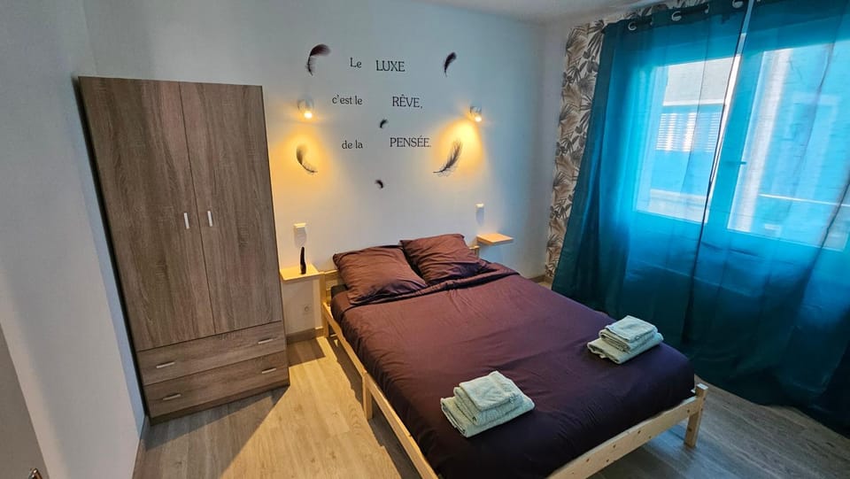 Bed, Photo of the whole room, Bedroom, wardrobe