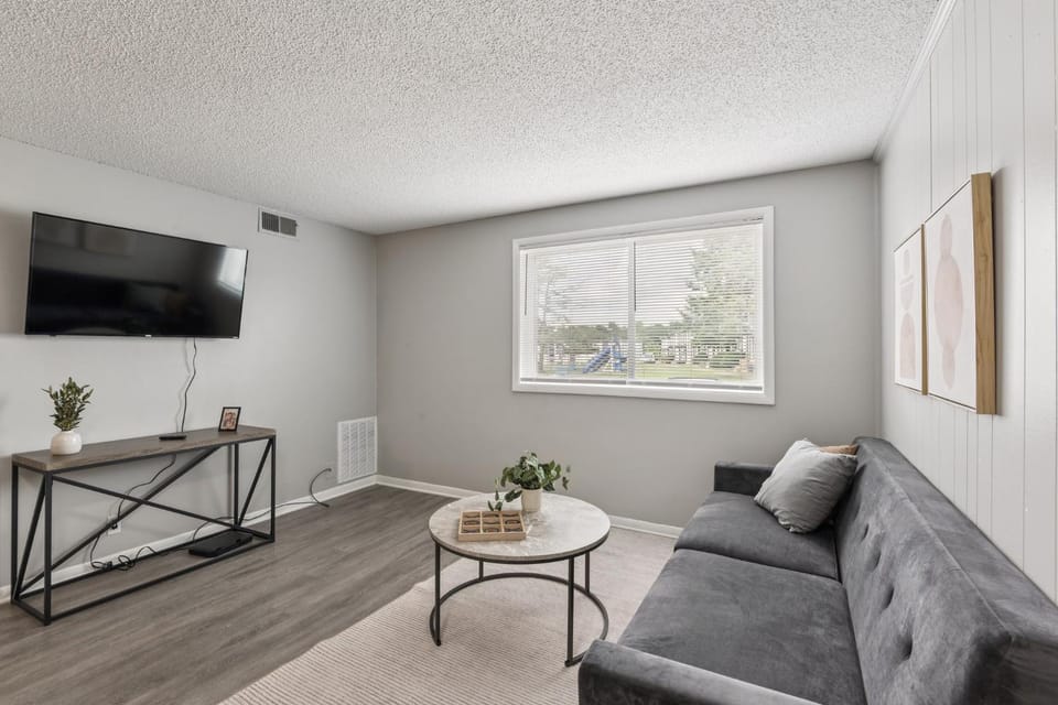 Avery Apartments A4 I Spacious 1 Bed 1 Bath Apartment in Nashville