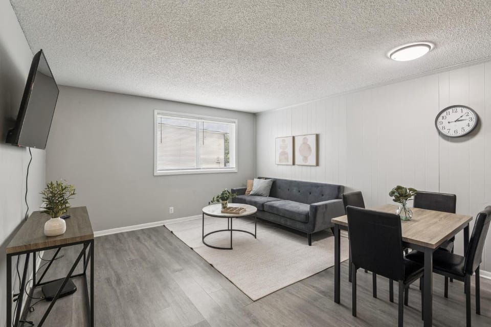 Avery Apartments A4 I Spacious 1 Bed 1 Bath Apartment in Nashville