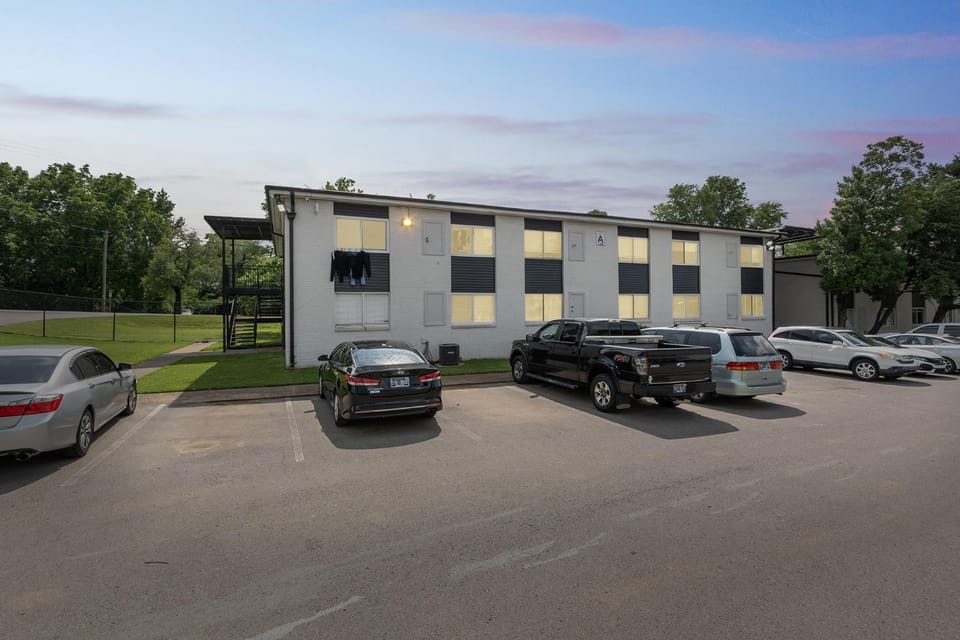 Avery Apartments A4 I Spacious 1 Bed 1 Bath Apartment in Nashville