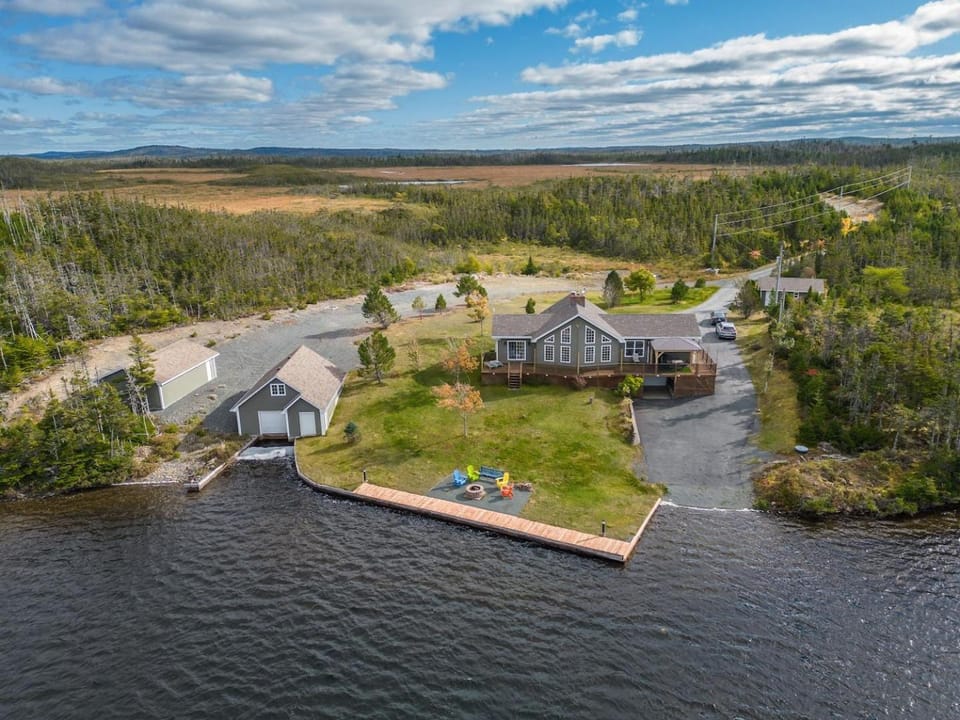 The Bluebird Cottage Lake Front 4Bdrms House in Newfoundland and Labrador
