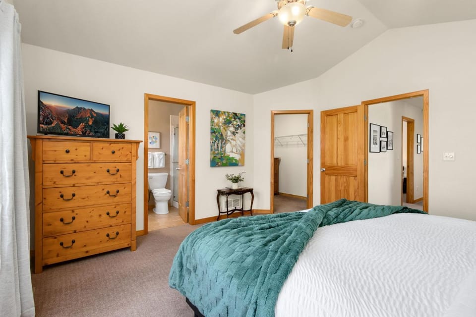Rigden Retreat Garage, Dog Friendly, Near Trails House in Fort Collins