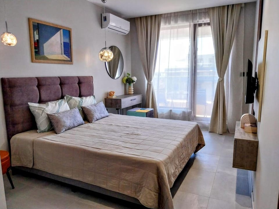 Bed, TV and multimedia, Photo of the whole room, Bedroom, air conditioner