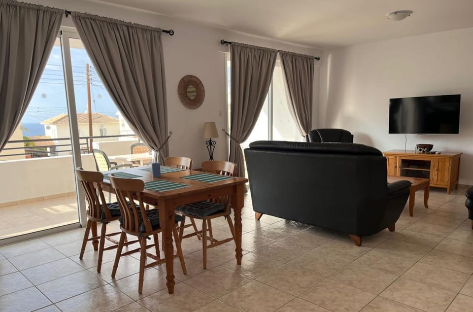 Communal lounge/ TV room, TV and multimedia, Living room, Seating area, Dining area