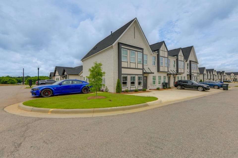 5 Mi to Auburn University: Sleek Townhome w/ Patio House in Opelika