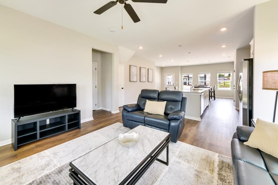 5 Mi to Auburn University: Sleek Townhome w/ Patio House in Opelika