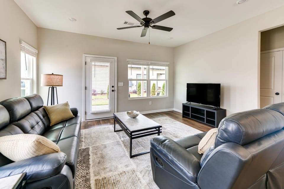 5 Mi to Auburn University: Sleek Townhome w/ Patio House in Opelika