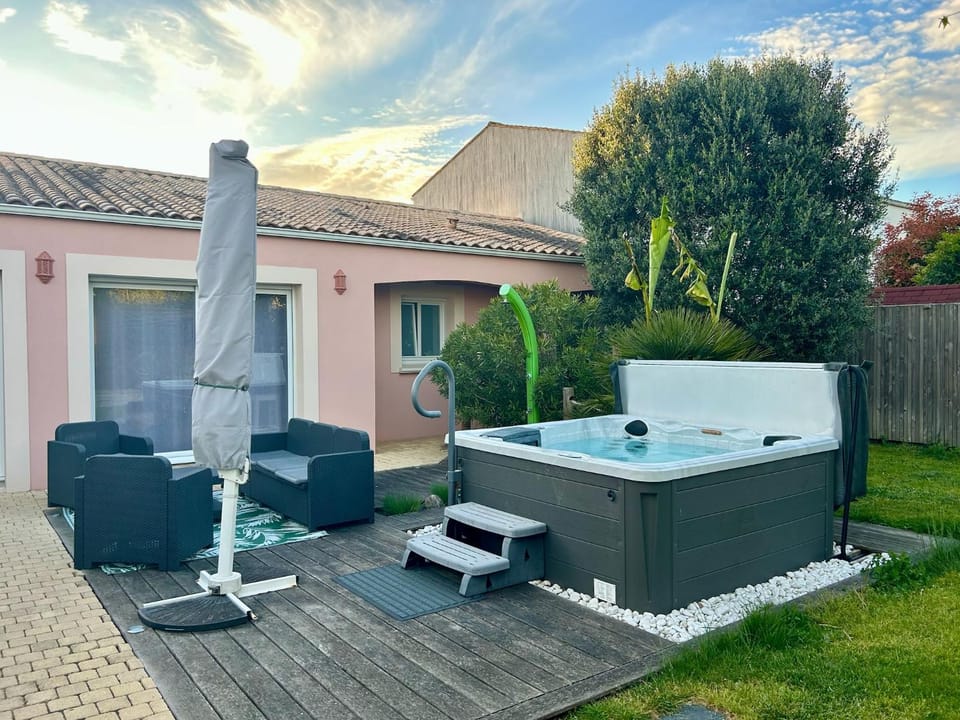 Patio, Hot Tub, Balcony/Terrace