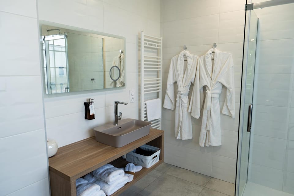 Shower, Bathroom, towels