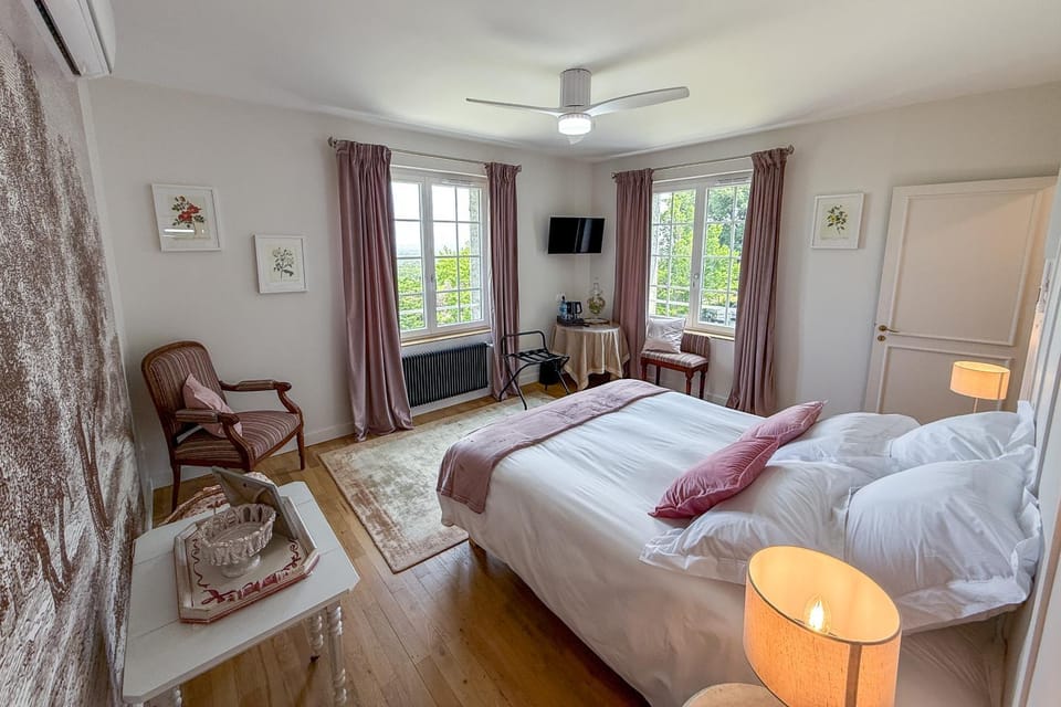 Communal lounge/ TV room, Bed, TV and multimedia, Living room, Photo of the whole room, Seating area, Evening entertainment, Bedroom, fireplace, towels