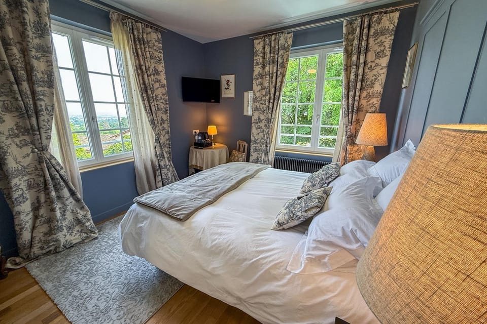 Bed, TV and multimedia, Photo of the whole room, Bedroom