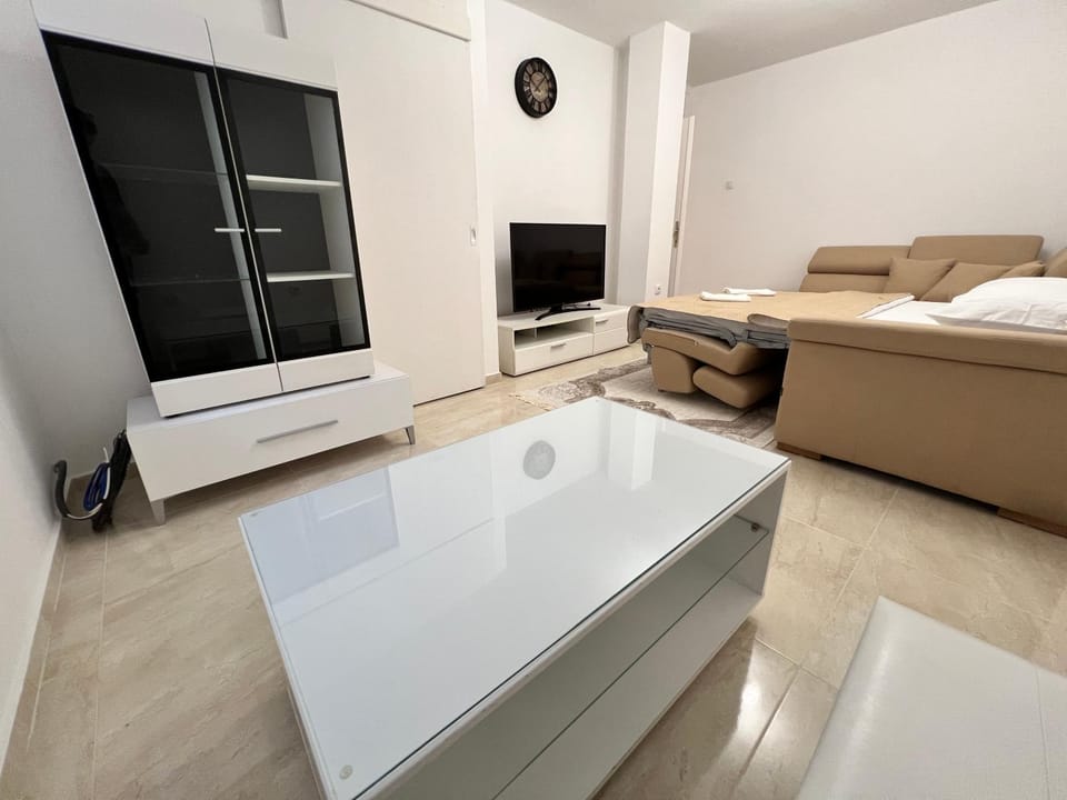 Communal lounge/ TV room, Bed, TV and multimedia, Living room, Photo of the whole room, Seating area, Evening entertainment, Bedroom