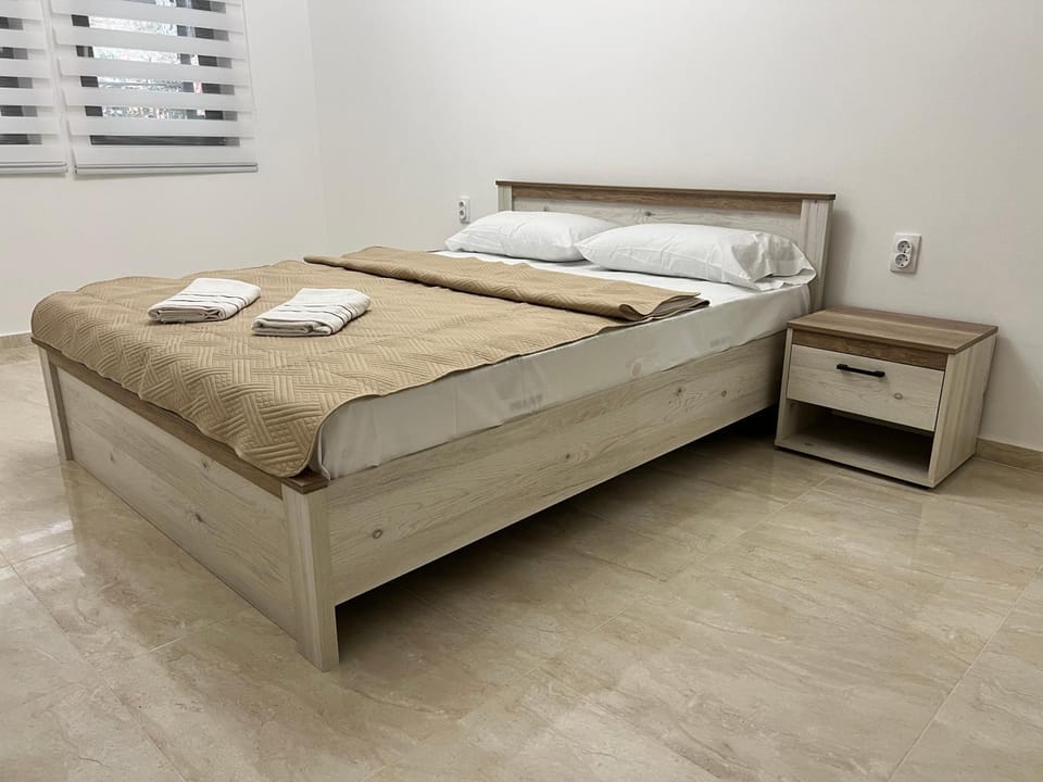 Bed, Photo of the whole room, Bedroom, towels