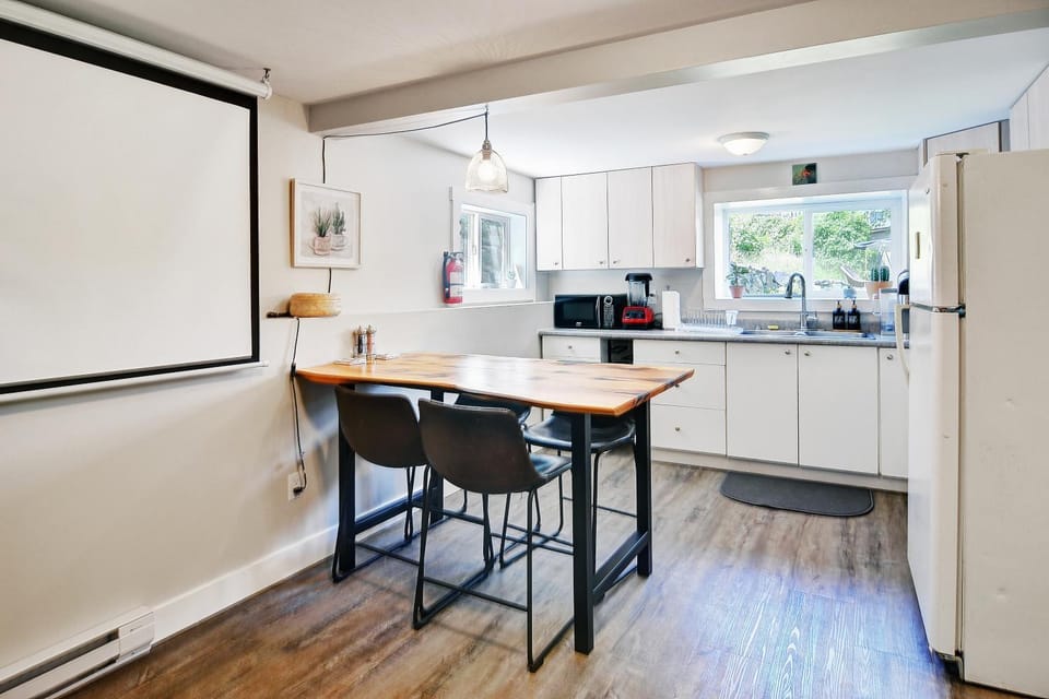 Dining area, kitchen