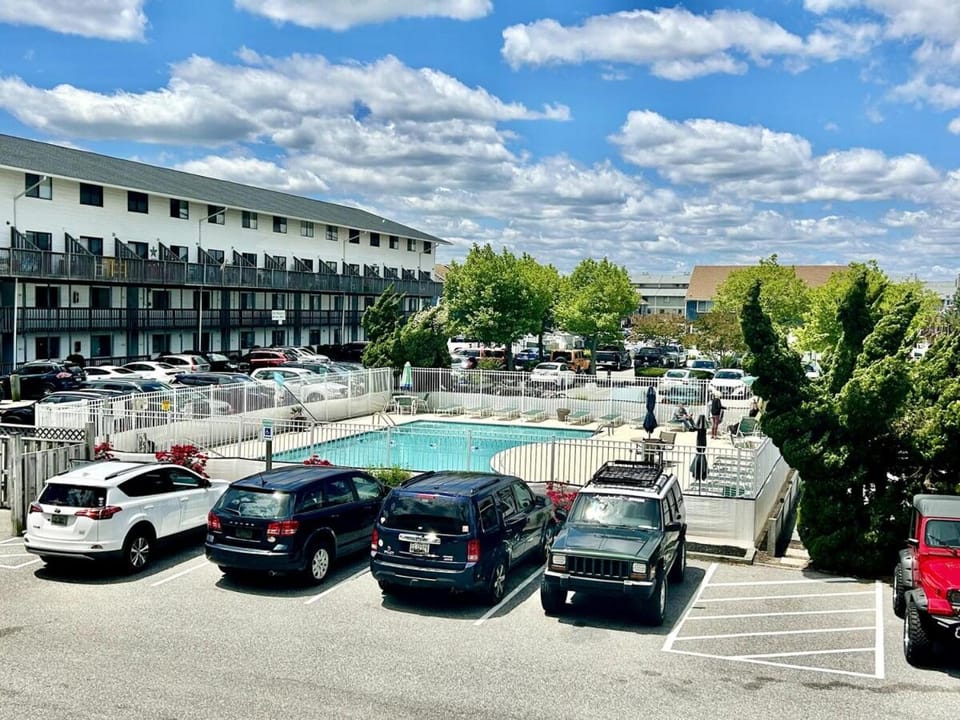 Renovated OC Condo Walk to Beach Pool & Park Apartment in Ocean City
