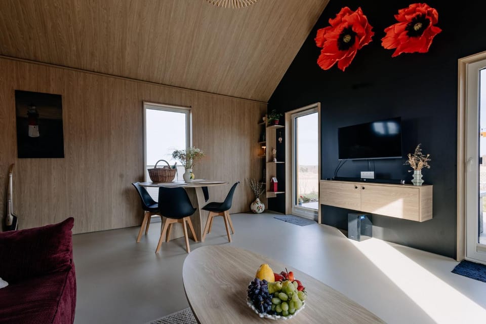 Communal lounge/ TV room, TV and multimedia, Living room, Food and drinks, Seating area, Evening entertainment