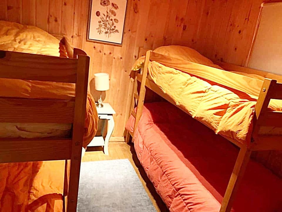Bedroom, bunk bed