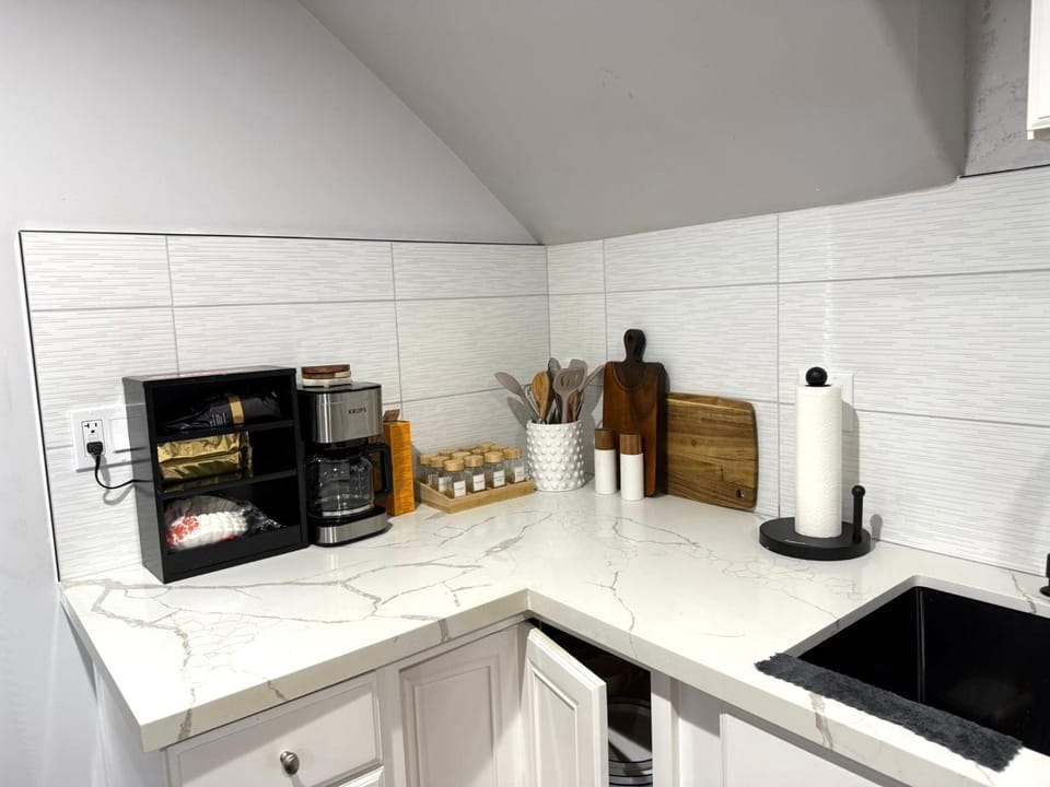 Woodland Hills 1 Bedroom Getaway Apartment in Woodland Hills