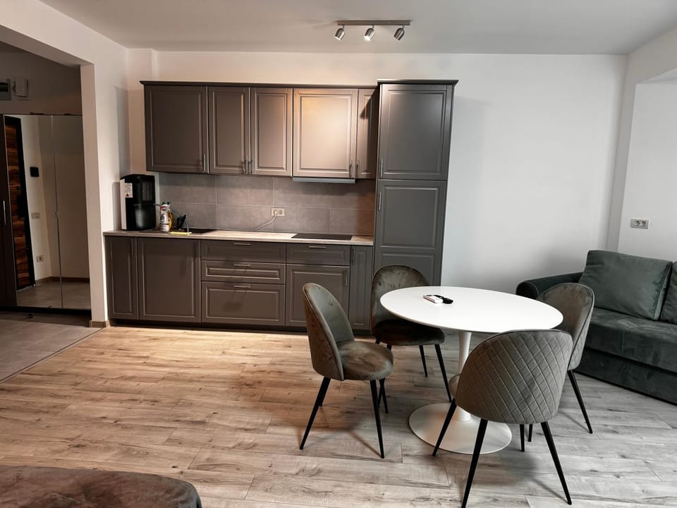 Property building, Coffee/tea facilities, Kitchen or kitchenette, Living room, Seating area, Dining area