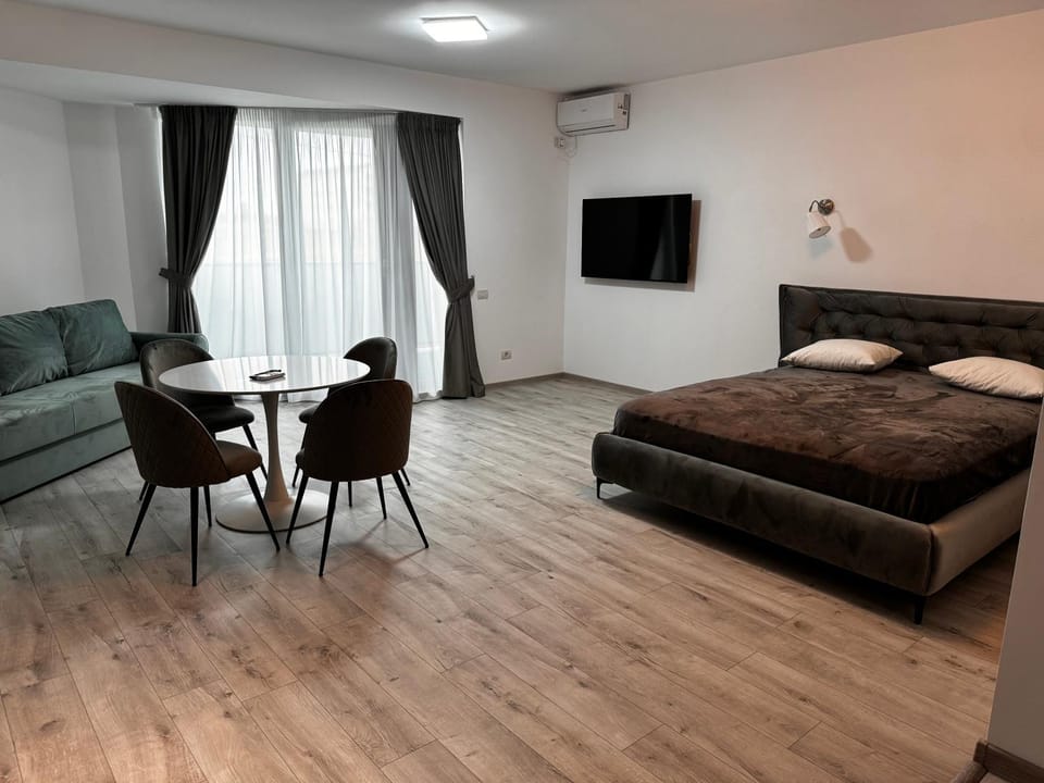 Communal lounge/ TV room, Bed, TV and multimedia, Living room, Photo of the whole room, Seating area, Evening entertainment, Bedroom