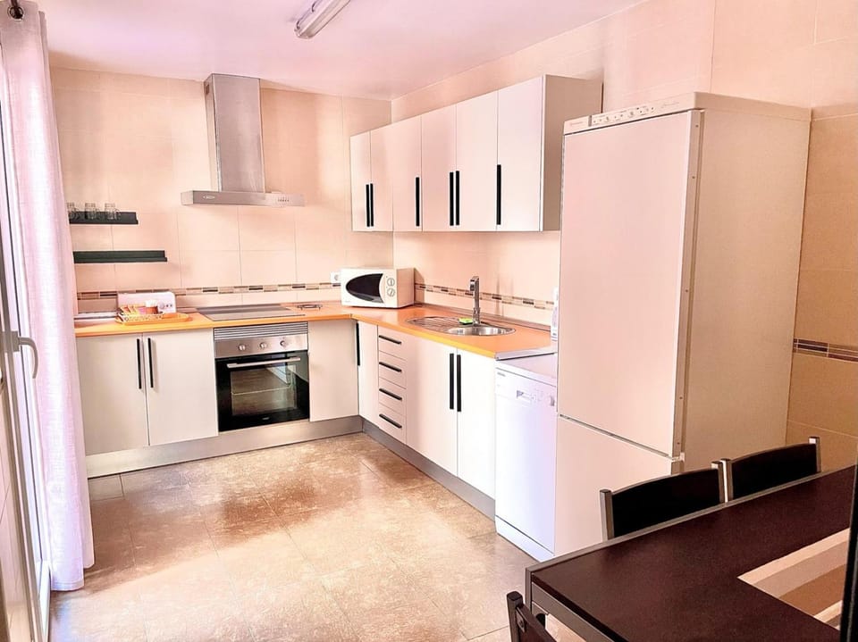 Kitchen or kitchenette, dishwasher, oven