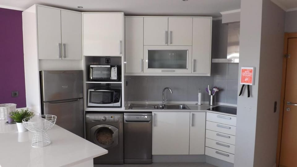 Coffee/tea facilities, Kitchen or kitchenette, dishwasher, oven, stove, toaster, washing machine