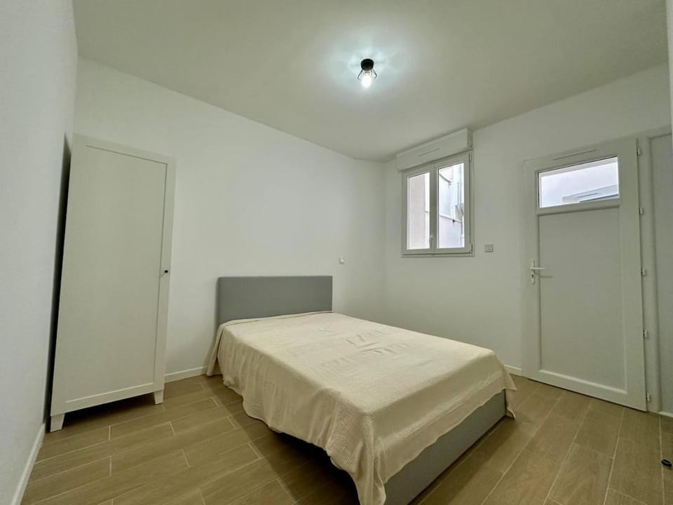Bed, Photo of the whole room, Bedroom, wardrobe