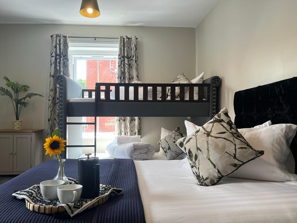 Llangollen High Street - 4 bedrooms - Sleeps 12 Apartment in Llangollen
