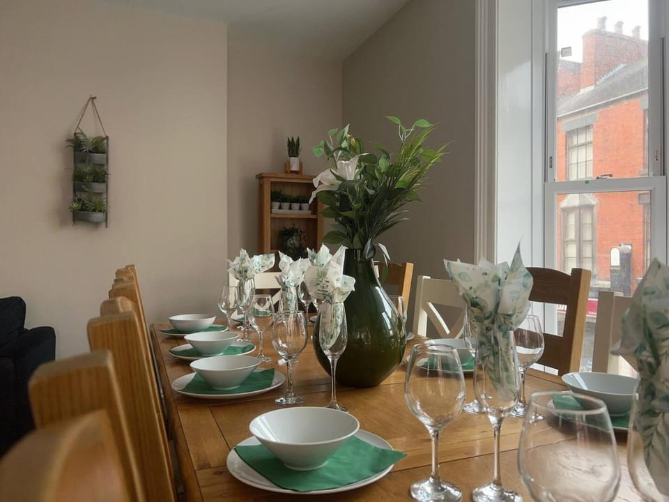 Llangollen High Street - 4 bedrooms - Sleeps 12 Apartment in Llangollen