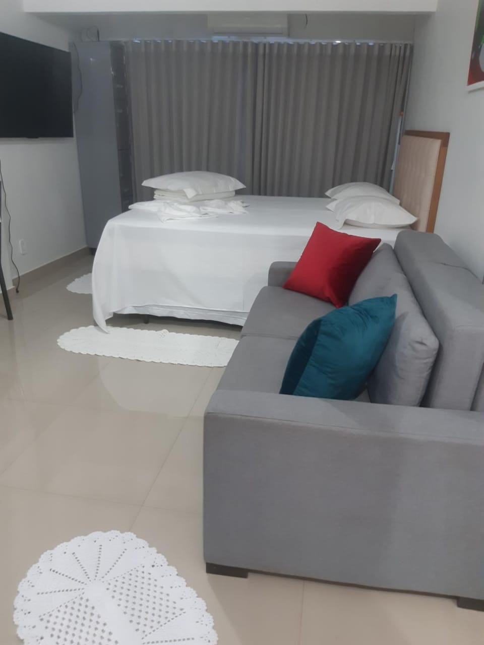 Bed, TV and multimedia, Living room, Photo of the whole room, Seating area, Bedroom